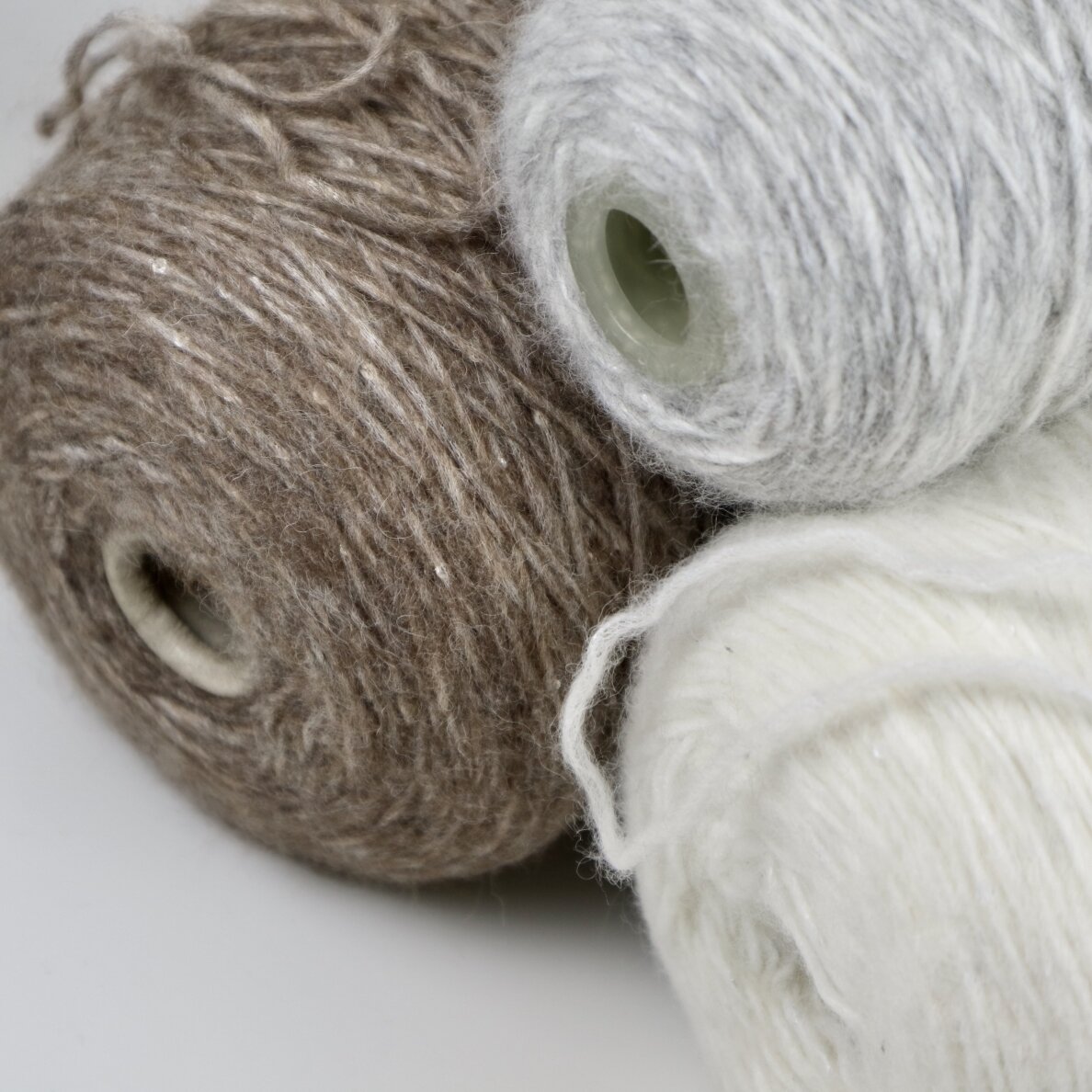 28% baby ALPAKA, 13% Merino vilna, 22% PA, + 37% mini žvyneliai 3 28% baby ALPAKA, 13% Merino vilna, 22% PA, + 37% mini žvyneliai 3