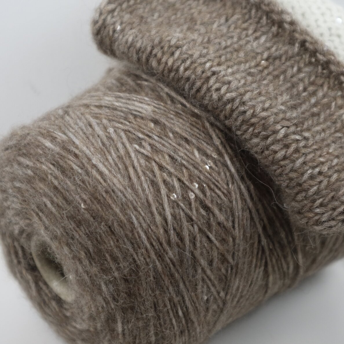 28% baby ALPAKA, 13% Merino vilna, 22% PA, + 37% mini žvyneliai 28% baby ALPAKA, 13% Merino vilna, 22% PA, + 37% mini žvyneliai