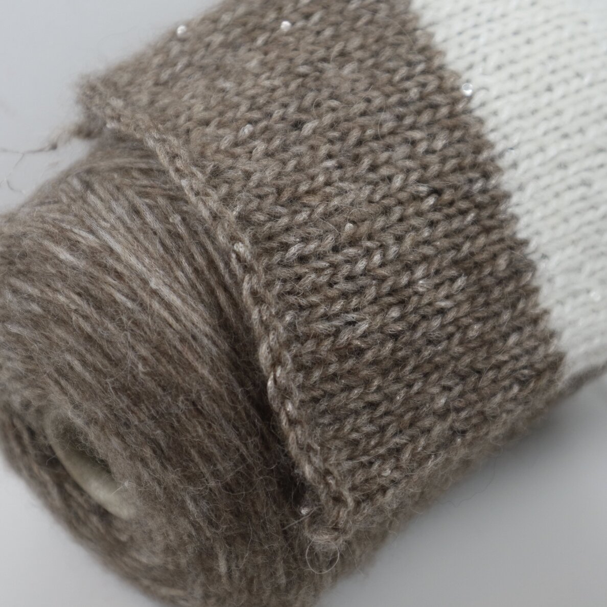 28% baby ALPAKA, 13% Merino vilna, 22% PA, + 37% mini žvyneliai 2