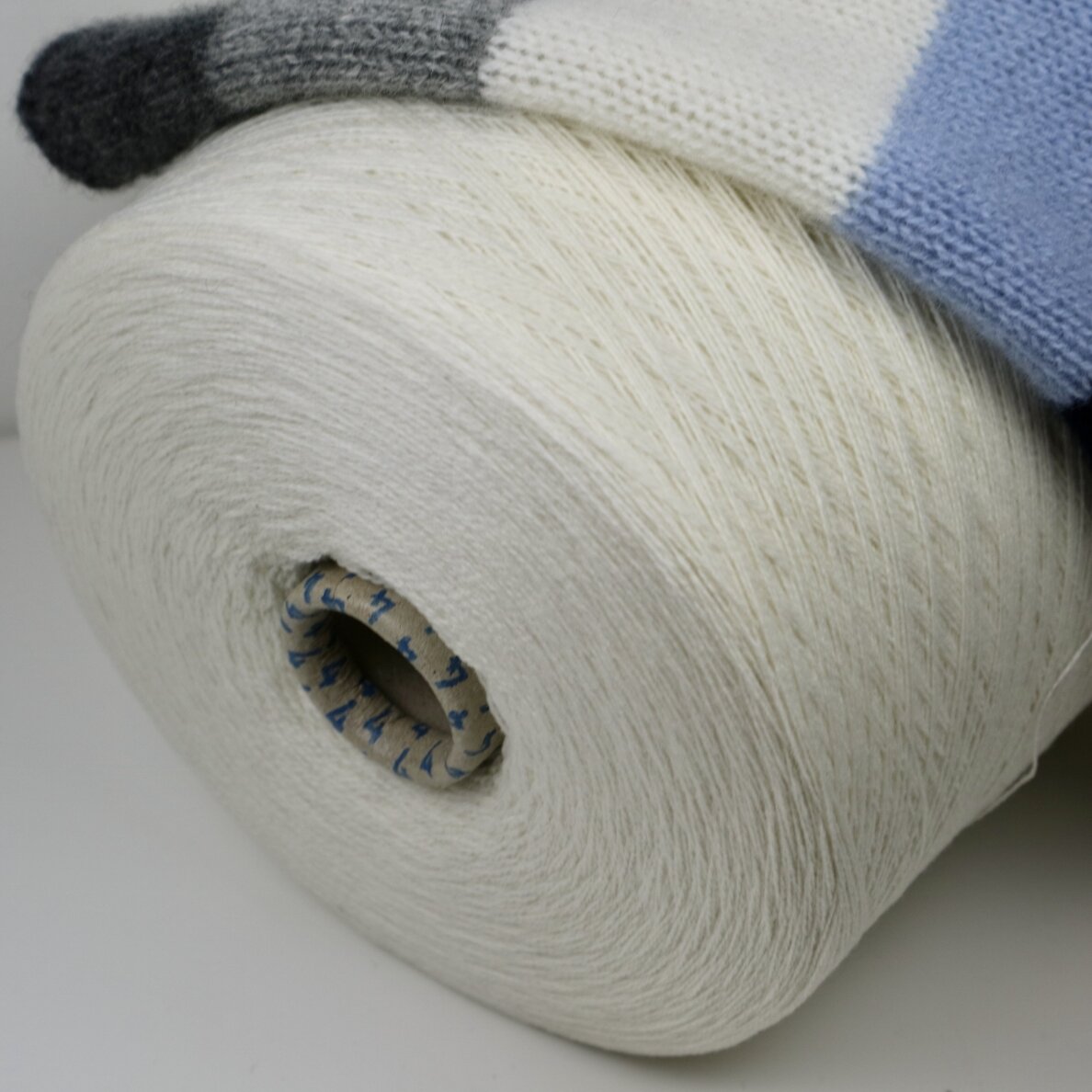 30% KAŠMYRAS, 70% MERINO ėriukų vilna / Cariaggi 30% KAŠMYRAS, 70% MERINO ėriukų vilna / Cariaggi