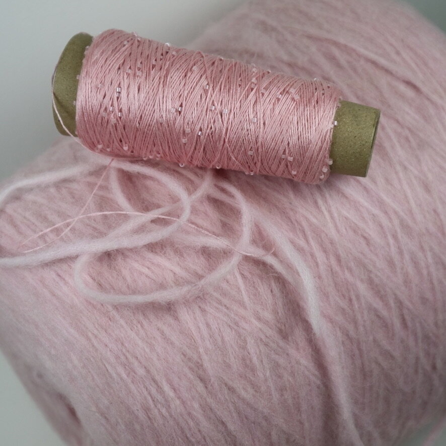68% baby ALPAKA, 10% MERINO vilna, 22% PA 1