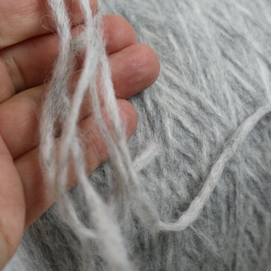 68% baby ALPAKA, 10% MERINO vilna, 22% PA 1