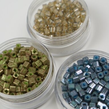 Itoshii stiklo karoliuklai 3x3 mm, 120 vnt
